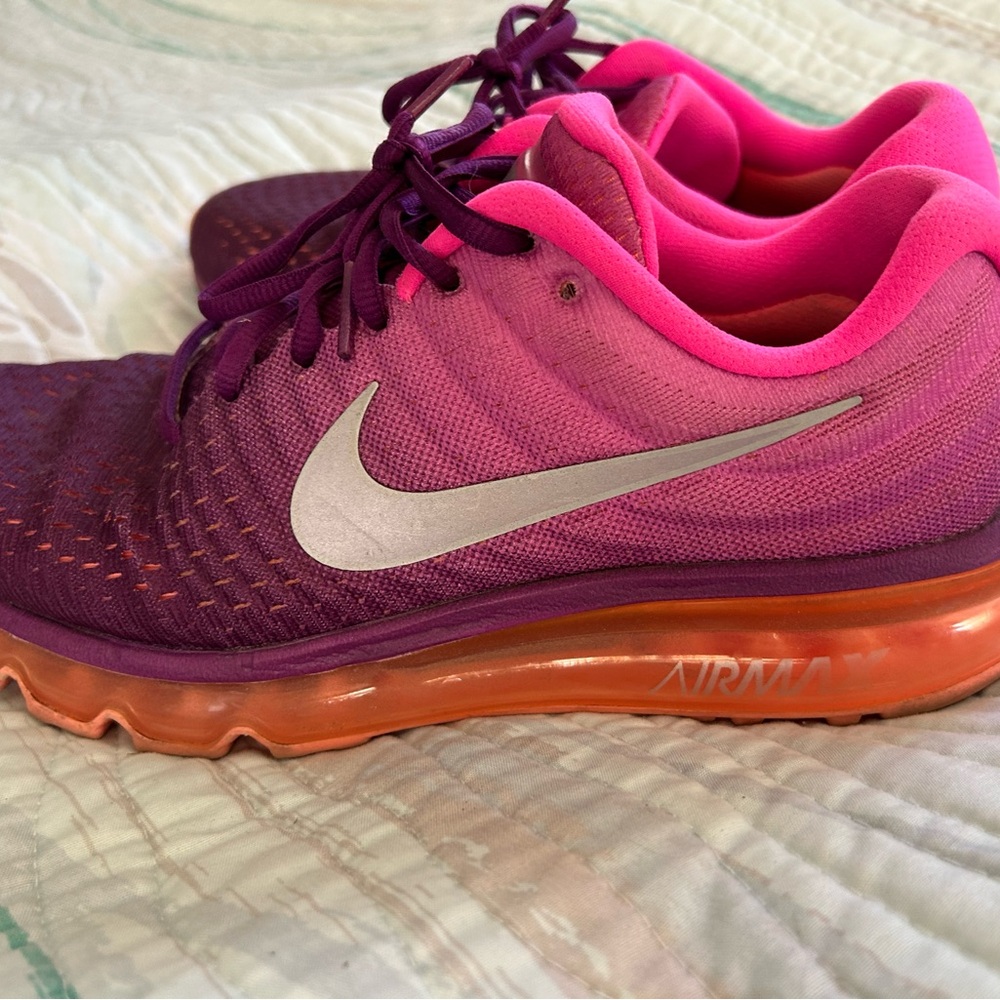 Women’s size 9 air max. Used.